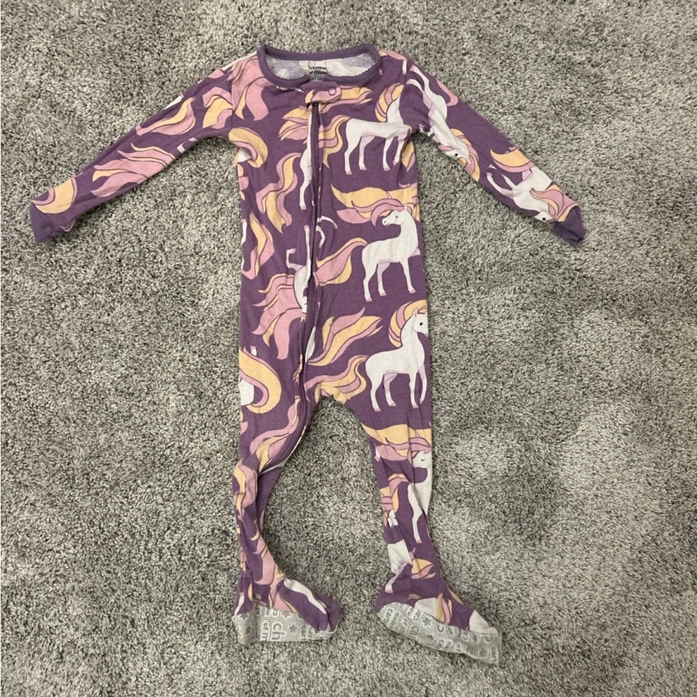 Carter’s unicorn 🦄 pajamas size 24m